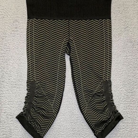 Lululemon Leggings‎ Pants Womens 6 Grey Black Striped Cropped Activewear Ladies - Picture 1 of 6